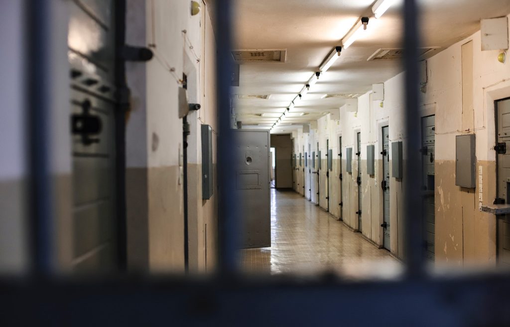 Kushtet çnjerëzore në burgje sollën numër rekord të vetëvrasjeve, mes tyre dhe shqiptarë prigione min
