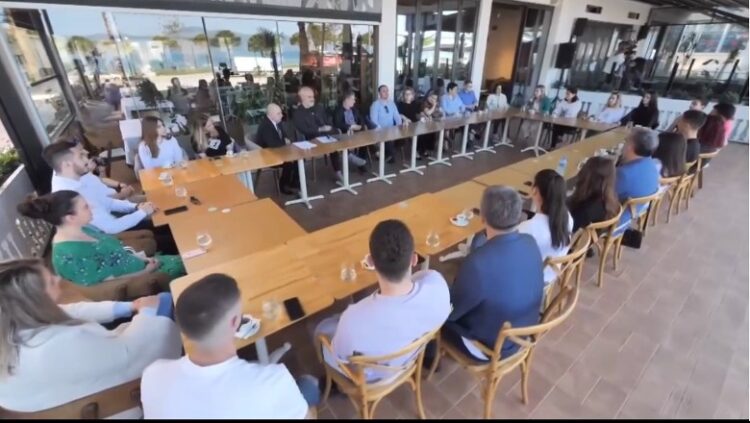 Rama takim me pedagogë dhe studentë të “Ismail Qemalit” në Vlorë: S’duhet të pritet gjithçka nga qeveria rama me studente ne vlore 750x423 1