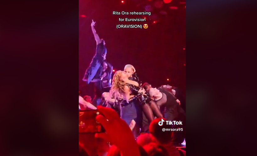 Rita Ora bën shqiponjën gjatë perfomancës në Eurovision rita