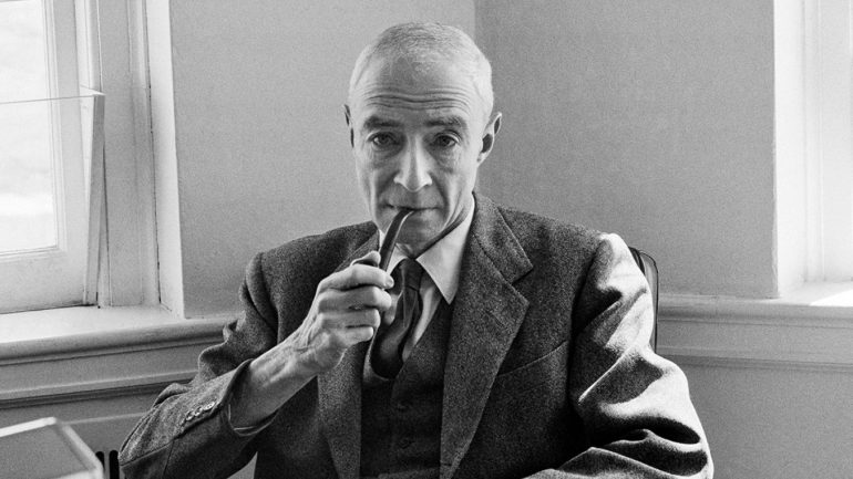 Kush ishte ‘babai’ i bombës atomike, historia e Robert Oppenheimer robert oppenheimer xr 770x433 1