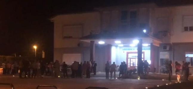 “Audi” u përplas me urbanin e Petrelës/ Trauma: 10 pacientë kanë marrë trajtim mjekësor trauma