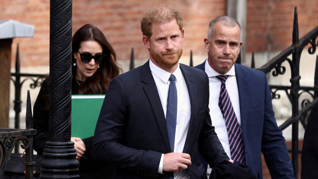 Princ Harry mbërrin në Gjykatë. “Lufta” kundër “Daily Mirror” për përgjim telefonash dhe shkelje privatësie 04UK HARRY 01 lfwm videoSixteenByNine3000