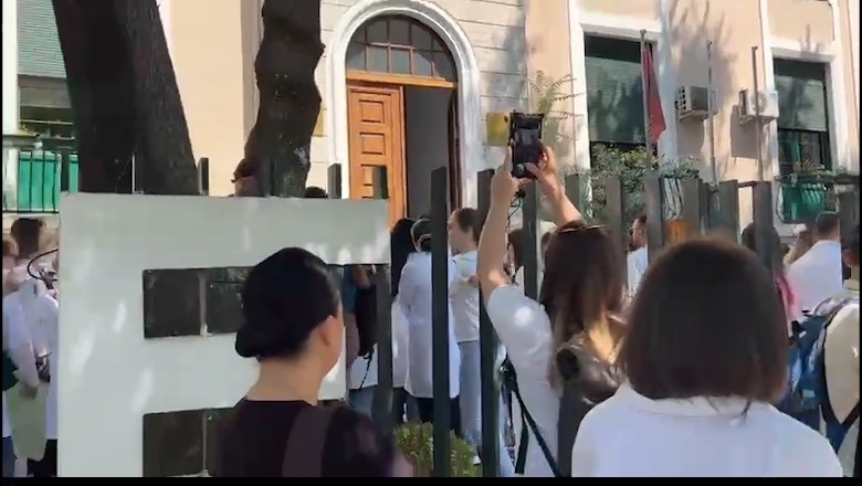 Studentët e mjekësisë protestë para rektoratit të UMT-së: Ne refuzojnë punësimin me detyrim 1687251918 finalprojekt 00081114 Still044 transformed