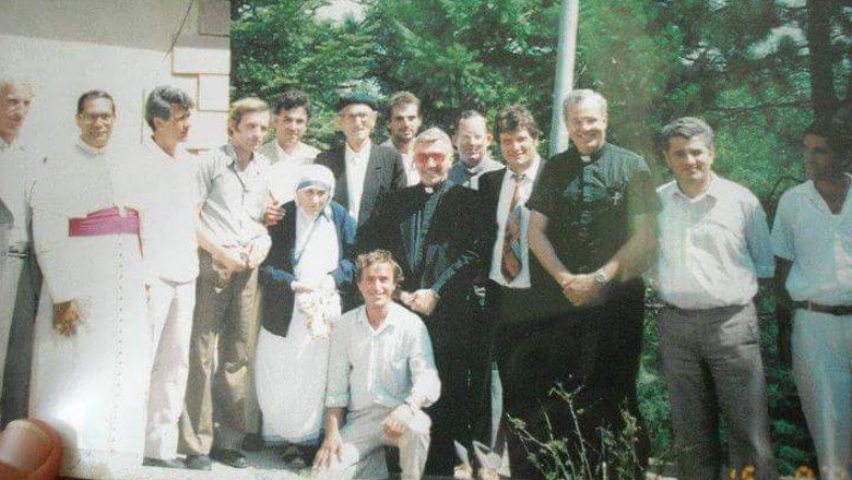 Kur Nënë Tereza shkoi në malsitë e Pukës, dhe hoqi kryqin nga qafa dhe ia dhuroi hoxhë Elezit 1687499315 1421195611214284479442796548307002592720048n