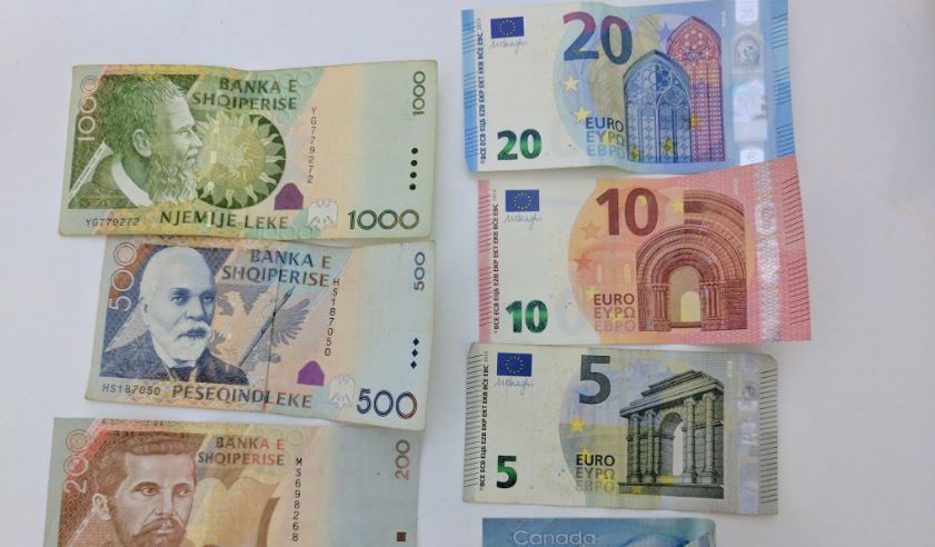 Shqiptarët po kursejnë në euro, depozitat në lekë në rënie 444444