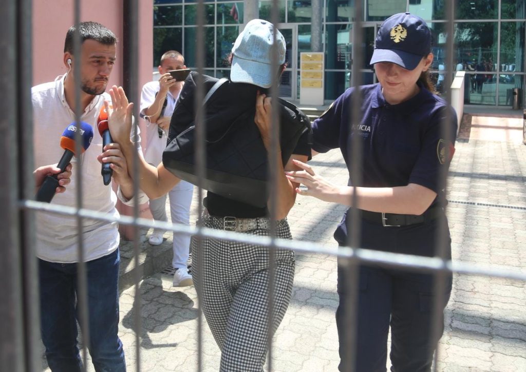 Dalin fotot, momenti kur Alma Kaçi del nga gjykata me çantën para fytyrës 1 47b07144 1c0d 485c add0 c1965c010075