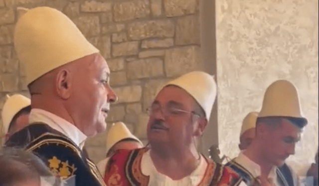 VIDEO/ “Si rrebeshi e si tufani na shfaqet Altin Dumani”, grupi polifonik këndon për anëtarët e KLP-së dhe SPAK 640 0 1686049909x11png 888 1