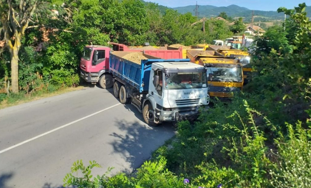 Tensionet në Veri/ Serbët bllokojnë hyrjen e kamionëve nga Kosova, nuk i lejojnë të kalojnë në Serbi 640 0 43fa44e3d5ffdb2f9aad3c25cdf68eb9
