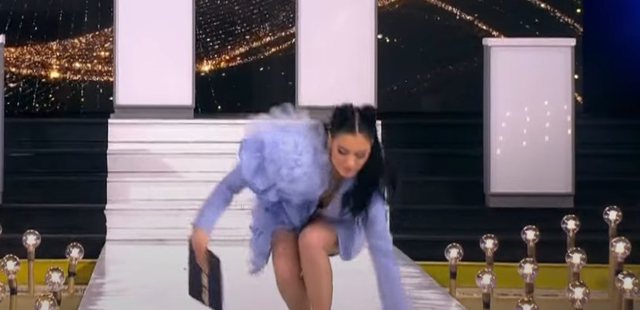 ‘U të dhj*fsha’, moderatorja e njohur rrëzohet në mes të emisionit: Mos e nxirrni këtë 640 0 screenshot 1 1687864056