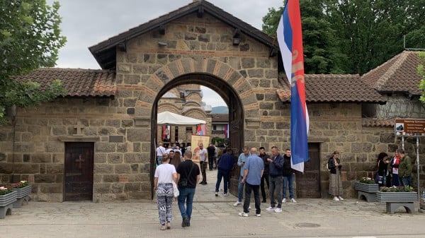 Serbët mblidhen në Manastirin e Graçanicës 96121687934748