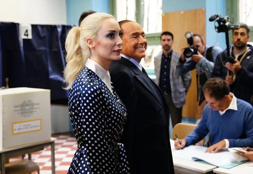 Marta Fascina, gruaja e fundit e Berlusconit dhe diferenca prej 35 vitesh! Dasma kushtoi 400 mijë euro Capture 43