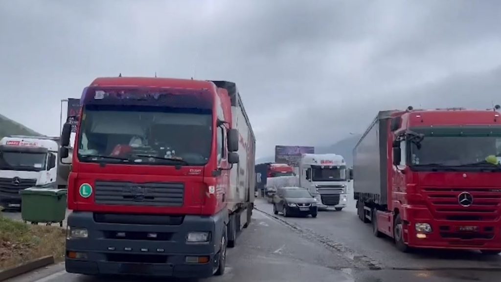 Sanksionet e Kurtit efekte në Shqipëri, dhjetëra kamionë bllokohen në doganë Capture hUWsGGFW3 transformed
