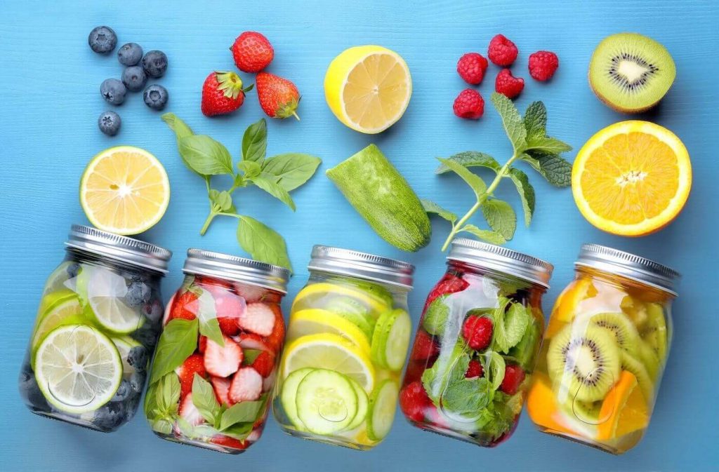 Frutat dhe perimet në ujin tuaj detoks Detox Water Recipes
