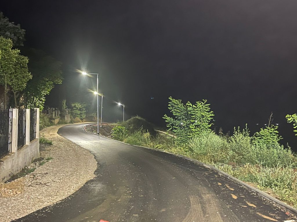 FOTO/ Bashkia Mat investon për ndriçimin e rrugës së fshatit Batër e Vogël 2 IMG 20230618 WA0026