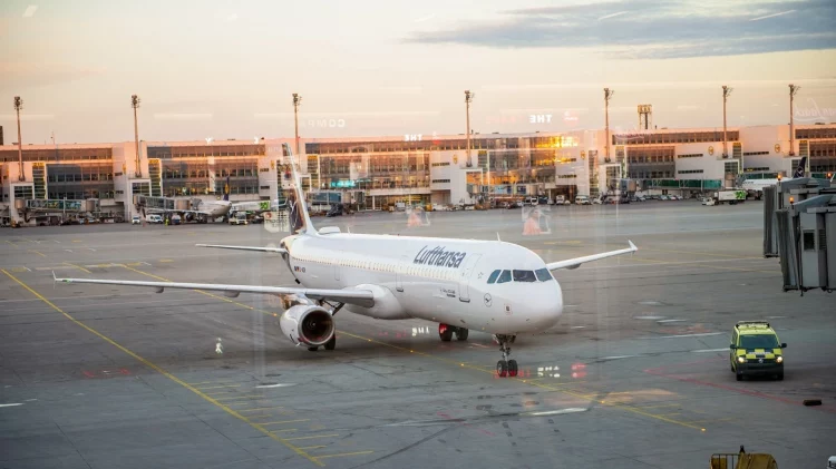 27-vjeçarja zhvishet nudo në avion dhe kafshon policin IMG 6502