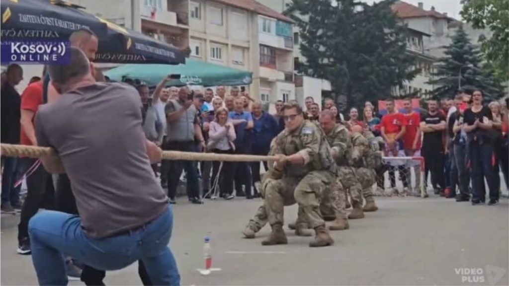 Kush eshte me i forti Protestuesit serbe dhe ushtaret amerikane te KFOR it ndeshen ne terheqje l 1280x720 1