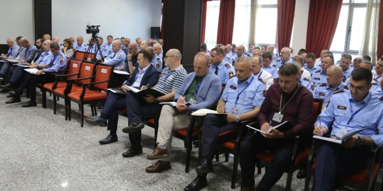 Rrumbullaku porosi krerëve të policisë në qarqe: Kontrolle të rrepta për kultivimin e kanabisit Polici 750x375 1