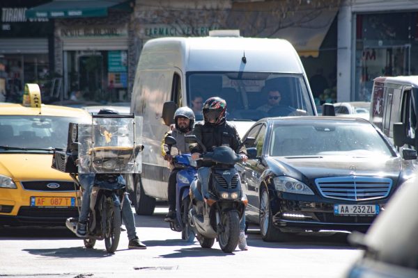 Pasiguri dhe presion: Motoristët e sektorit “delivery” përballen me risk të lartë në punë 1 Shperndares ne trafik 600x400 1