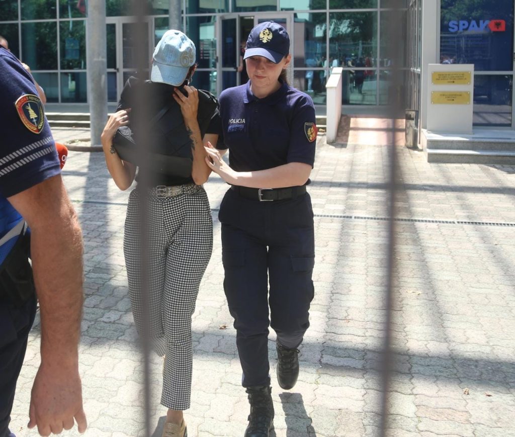 Dalin fotot, momenti kur Alma Kaçi del nga gjykata me çantën para fytyrës 3 a59825ba bbde 4079 b2a7 61e92a9942ab