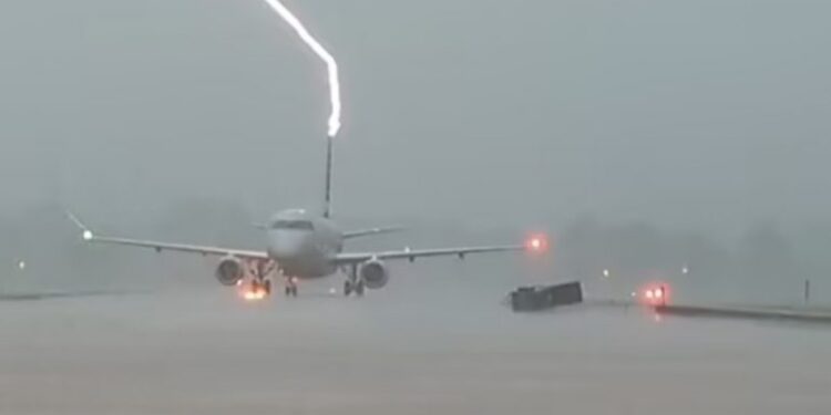 VIDEO/ Prag-tragjedie: Momenti tronditës kur rrufeja godet bishtin e një avioni avion 750x375 1