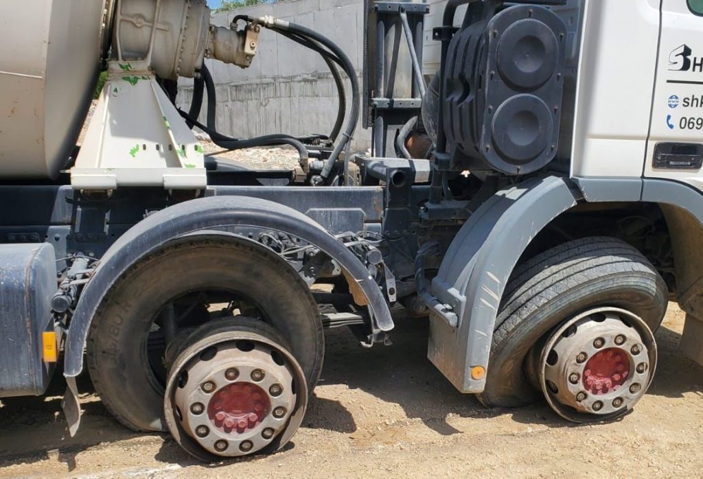 Shkëputet teli i energjisë, nga shkarkesa çahet goma e betonieres betonierja e1686736083798