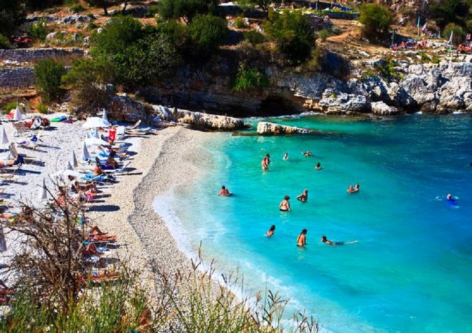 Dy turistet suedeze ‘fundosin’ 20-vjeçarin shqiptar/ I riu përfundon në burg corfu