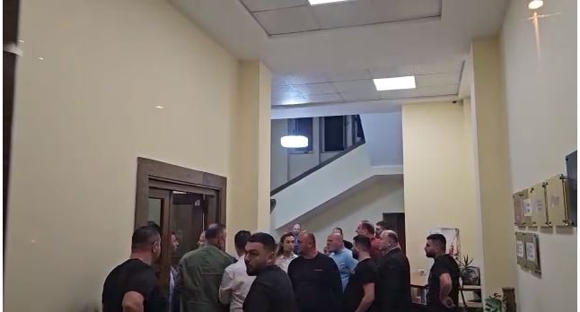 Tensionet në mbledhjen e kryesisë së PD, deputeti: Të fortët e Bashës na u hodhën në fyt debate ne kryesi e pd