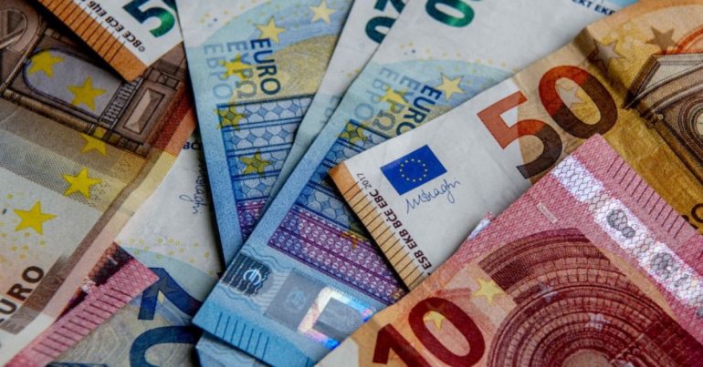 Euro nuk ndal rënien as këtë javë, i afrohet sërish 106 lekëve euro monedha 1 770x403 1