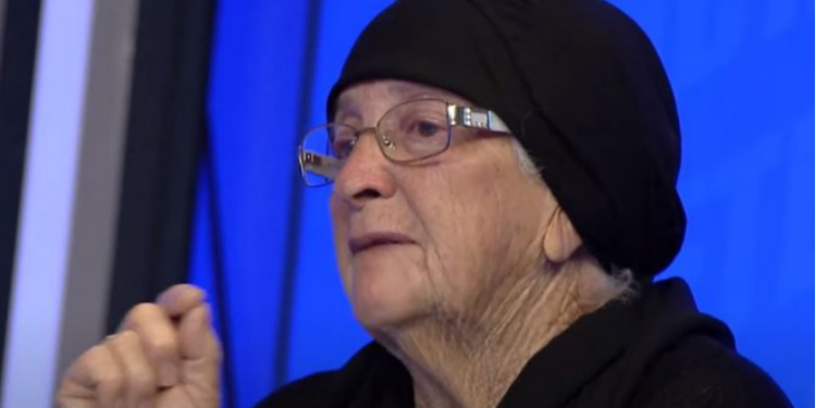 “Trupin e tij ma dogjën”/ Pas vdekjes së djalit, e moshuara konflikte me nusen për shtëpinë gjyshja 750x375 1