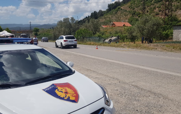 Makina del nga rruga në Librazhd, lëndohen 6 persona, mes tyre 3 të mitur makina 1
