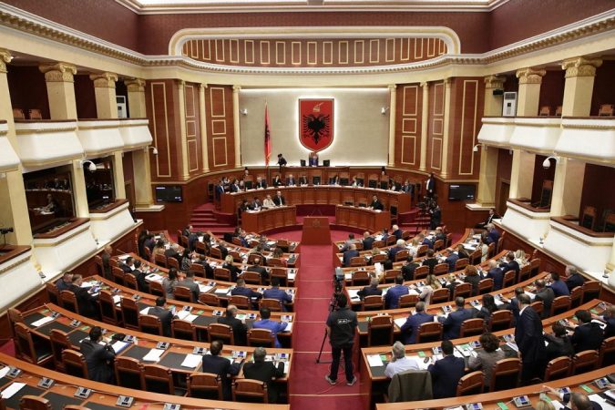 Në 3 muaj PS përjashtoi 29 deputetë. Cilët janë demokratët më të ndëshkuar? parlament