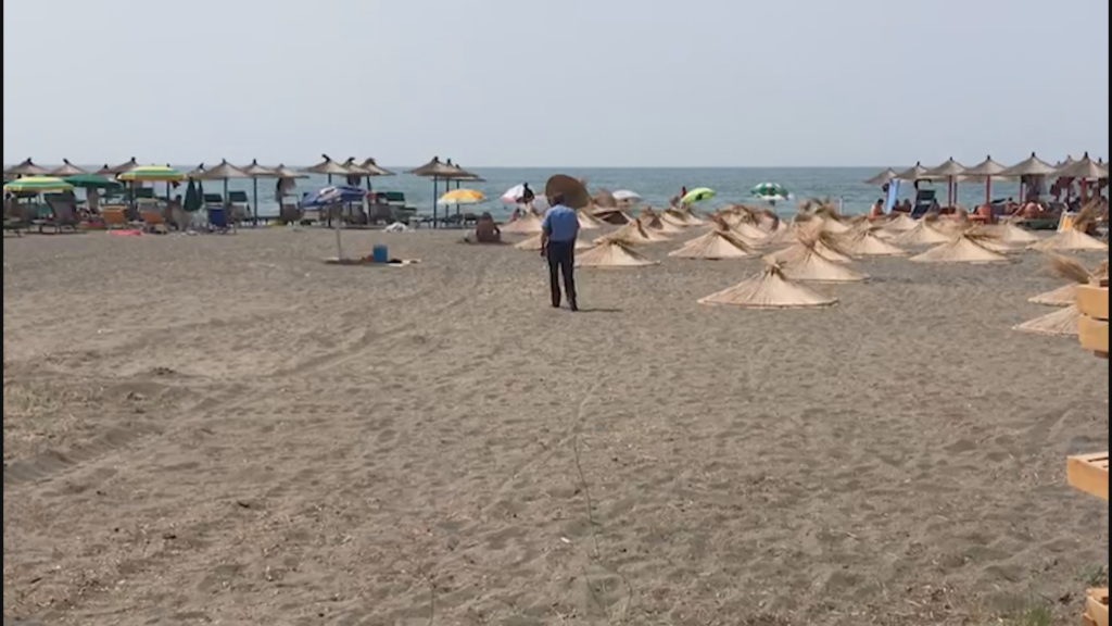 Sherr për shezlongët, 64-vjeçari dhunohet nga 3 të rinj plazhet bregdeti yne cadra shezlonge 1024x576 1