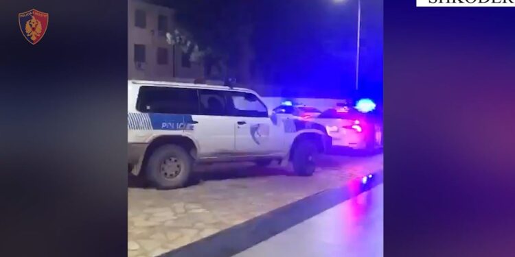 Merr armën në dorë sa sheh policinë për kontroll, arrestohet 24-vjeçari dhe daja i tij policia kontroll 750x375 1