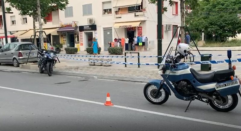 Plagosen dy efektivët. Makina përplas motorin e policëve në Tiranë policia motorr