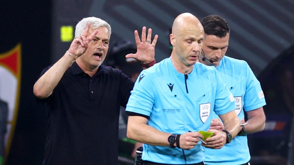 Taylor drejt pezullimit, për gabimin trashanik në finalen e Europa League skysports mourinho taylor referee 6174568