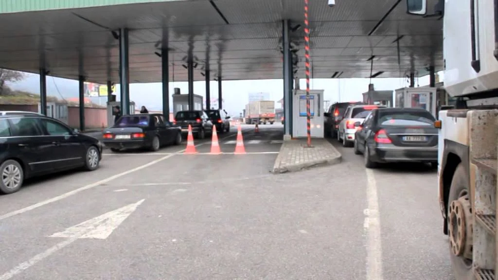 Fluks automjetesh në Morinë, qytetarë nga Kosova zgjedhin bregdetin shqiptar zeri 7