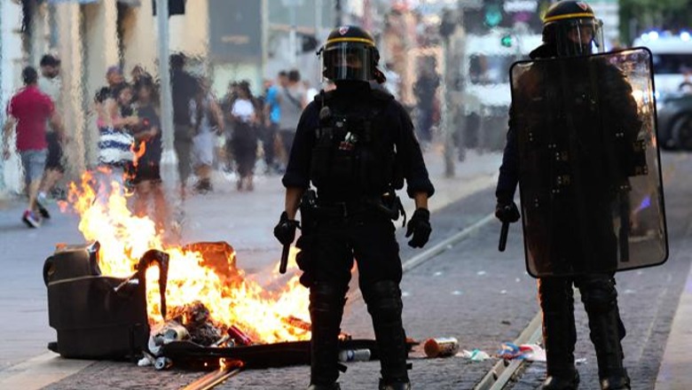 Protestat në Francë, një 27-vjeçar vritet nga policia! Macron gati ligjin për të rindërtuar zonat e dëmtuara 1688536791 france