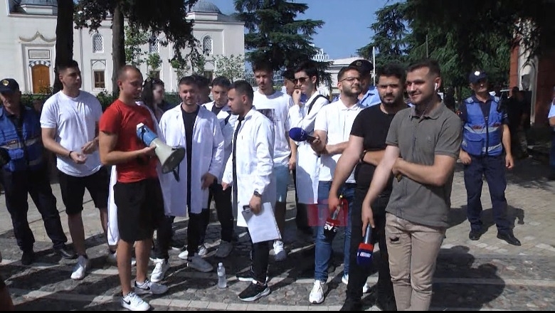 “Të vendosë drejtësia”, studentët protestë para Kuvendit, sot pritet të miratohet projektligji për mjekësinë 1689838908 finalprojekt 00411210 Still047 transformed