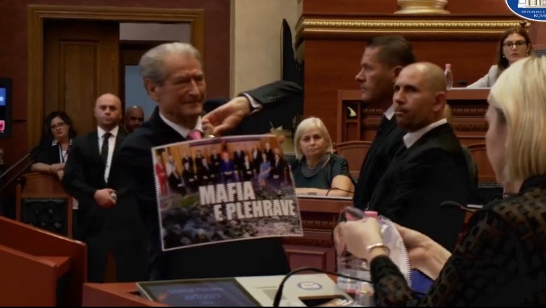 “Garda të dalë jashtë”, tensione në Kuvend. Berisha shpalos pankartën “Mafia e Plehrave” 1689841730 saliberisha