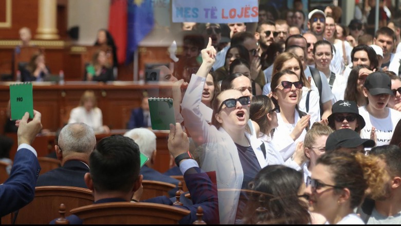 Kuvendi miraton me 71 vota pro, 5 vjet punë për mjekët e rinj. Studentët gati të bojkotojnë vitin akademik 1689919618 finalprojekt.00253910.Still050
