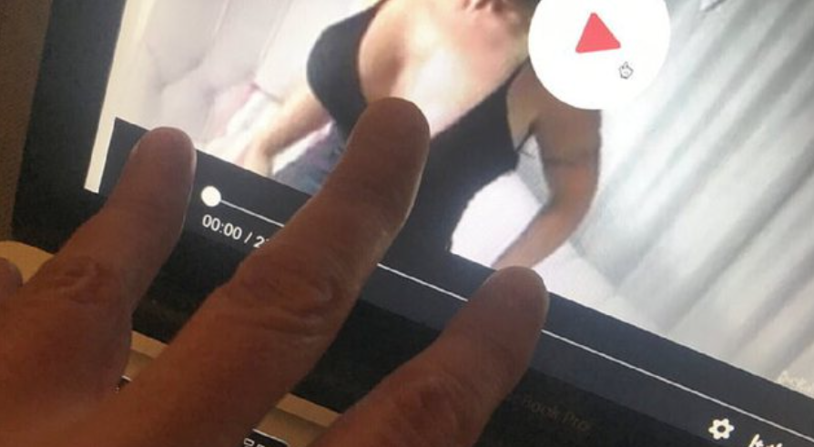 “Kam borxhe 73 mijë Euro”/ Gruaja publikon videon intime të vetes së saj: Ai donte lekë… 233