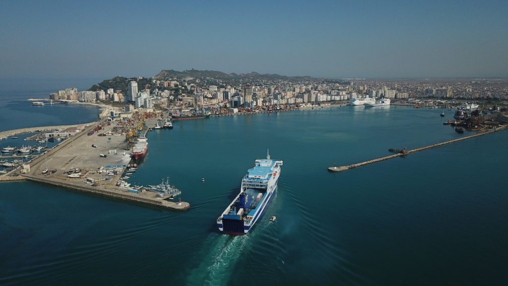 Në atdhe për pushime/ Mbërrijnë në Portin e Vlorës 2000 emigrantë nga Italia 24port2