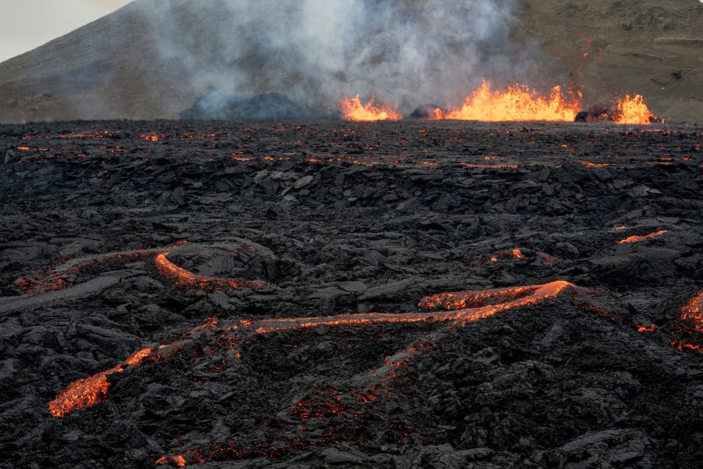 Mrekullia e frikshme, lava rrjedh 50 km larg Rejkjavik-ut 281866