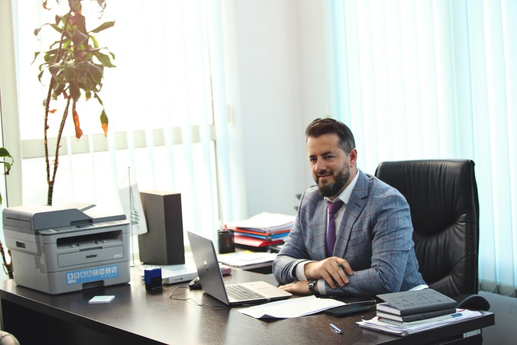 Juristi shqiptar me 8 diploma: Në Shqipëri nuk gjeta suport, Kanadaja më bëri ofertën e madhe 313438781 667828101503670 9098456339697048865 n