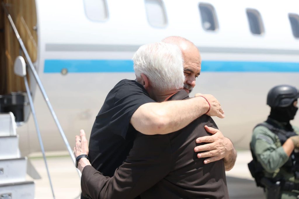 Vizita e parë në Tiranë, Bill Clinton: Po iki duke menduar se emri tjetër i Nju Jorkut është West Albania 347434773 828559561973040 8674685323953482568 n