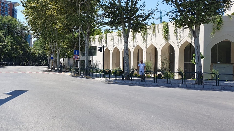 FOTO/ Tirana ''boshatiset'' si dikur në pandemi 5 348608332 625626866328024 2569883501856310095 n