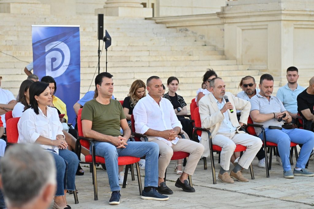 Basha takim me qytetarët në Fier: Miratimi i ligjit të dekriminalizimit i rëndësishëm 359725037 825239012304663 3405243637019623365 n