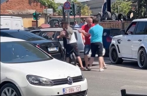 VIDEO/ Shoferët zihen me grushta në mes të rrugës në Tiranë 363781099 665944542219296 3153855989443540143 n