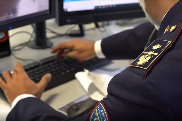 Mashtrim me tregtimin online, shpërbëhet organizata kriminale shqiptare, disa urdhër arreste në Tiranë 40d7cc588d714db80e1a951b76bf9ecd