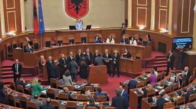 Bllokohet foltorja, Koreshi: Jashtë kush përdor gjuhë rruge! Noka-Felajt: Rrugaçe, ik nga Kuvendi! 4545454 3